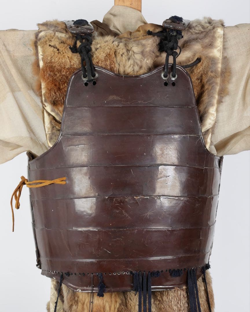 【江戸期】漆塗横剥二枚胴 毛皮羽織 草摺甲冑 鎧 武士具 時代武具 古美術 骨董