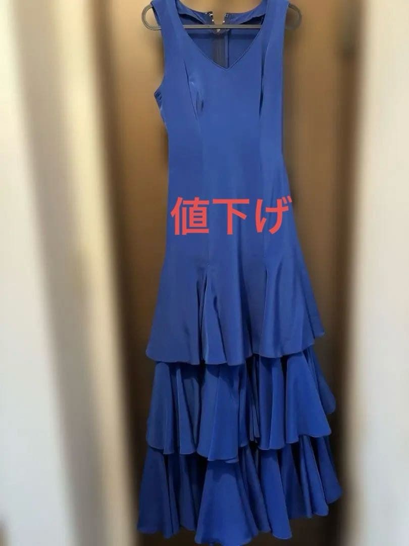 青いフリルロングドレス