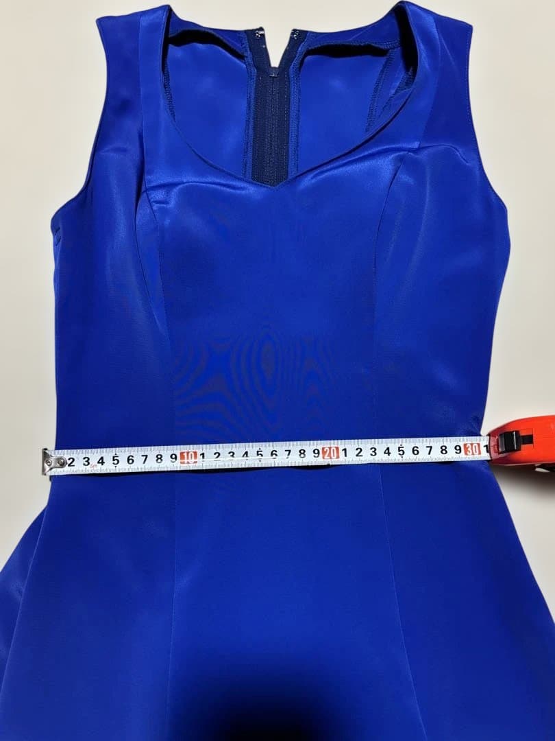 青いフリルロングドレス