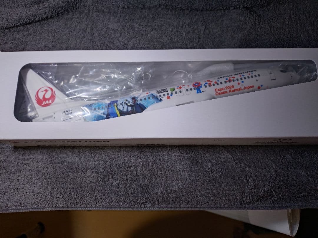 日本航空 ミャクミャク仕様「JALガンダムJET」モデルプレーン木製台座付