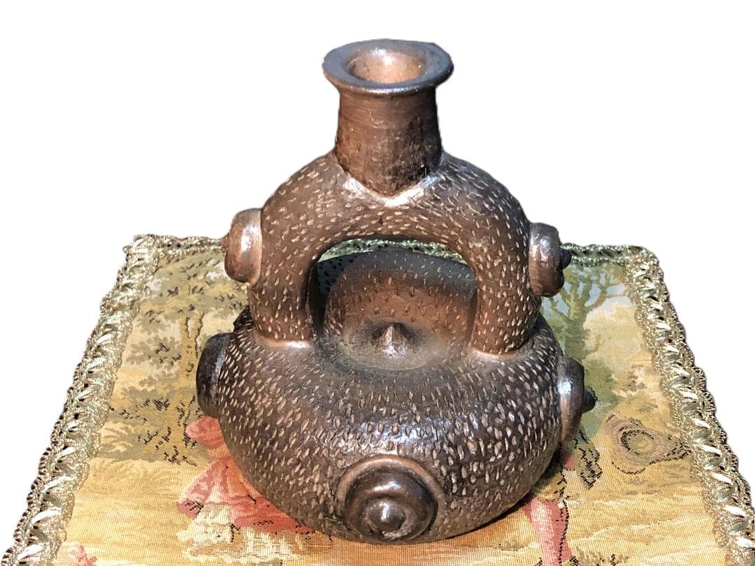 【 鐙形浮出文様注口壺 】　ペルー　チャビン土器
