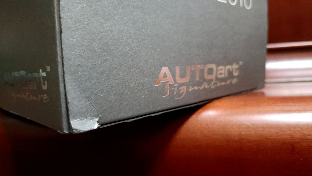 ミニカー AUTOart 1/18 RedBull X2010 signature