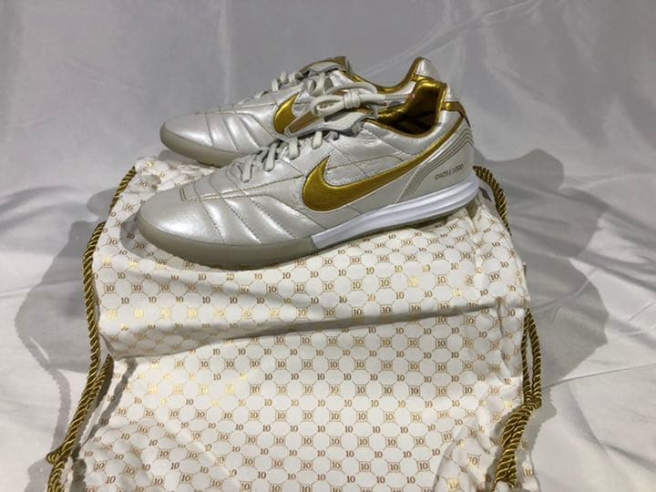 NIKE ナイキ　フットサルシューズ　ロナウジーニョ R10