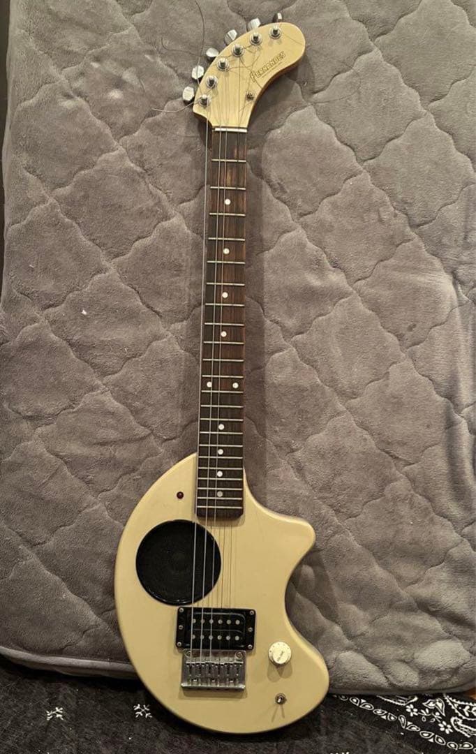 ジャンク　ZO3 FERNANDES アンプ内蔵エレキギター