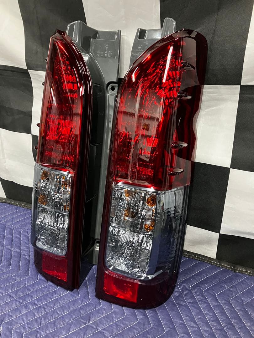 納車外し美品！ハイエース200系 純正テールランプ 左右セット スモークテール