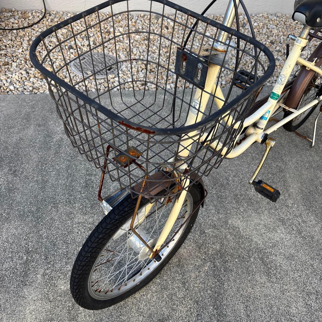 クリーム色シティサイクル バスケット付き