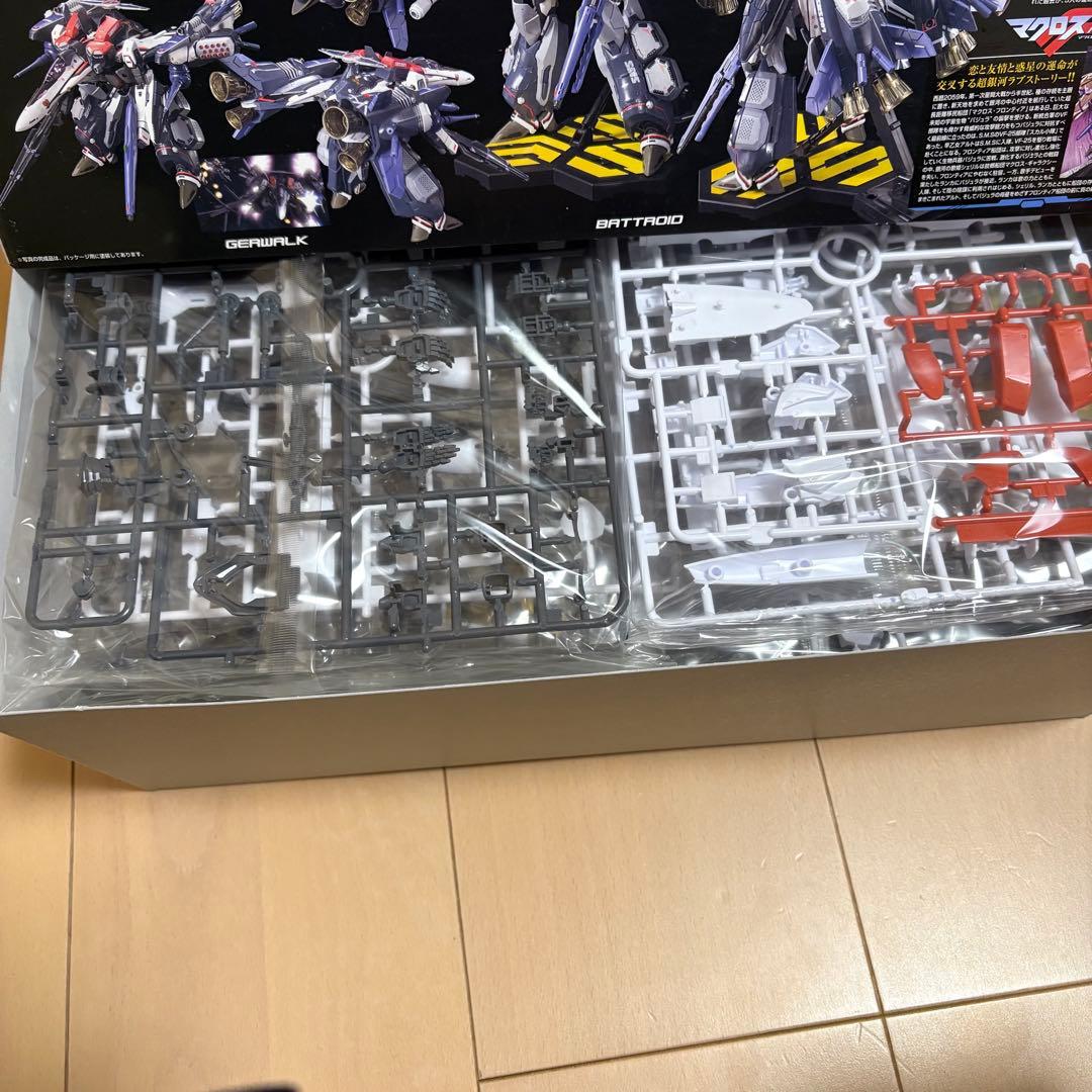 VF-25F アーマードメサイアバルキリー　アルト機　 1/72 プラモデル