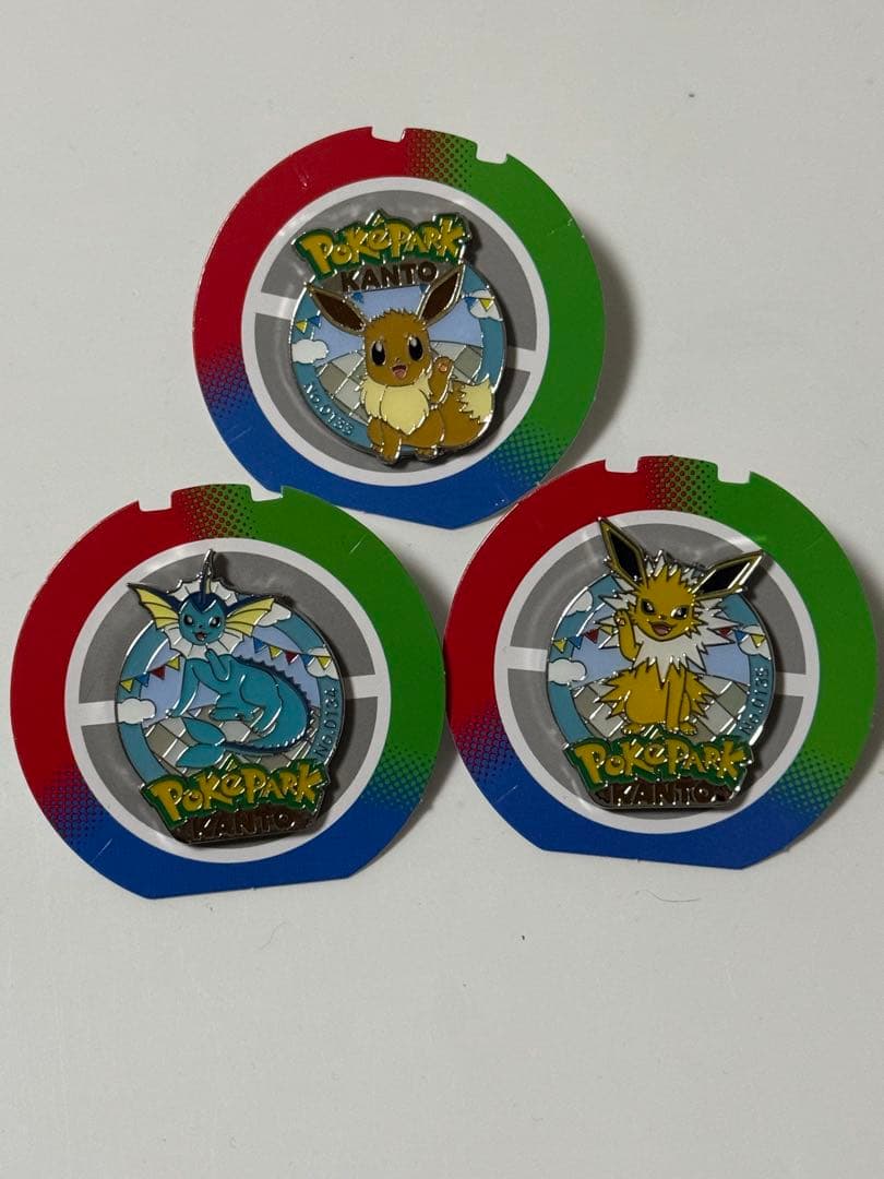ポケパークカントー限定 イーブイ シャワーズ　サンダース　ピンバッジ