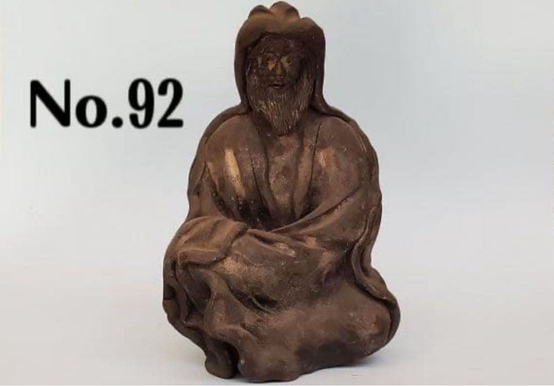 座っている老人の陶器の像　 7.5×10.5×4.5センチ No.92