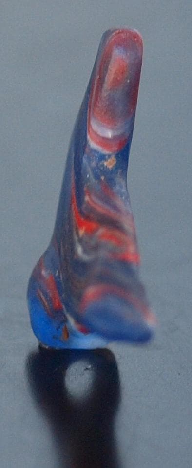 クリアな青など多色ガラス折込、平板状の鳥玉、イスラム期の名品900～1100年頃
