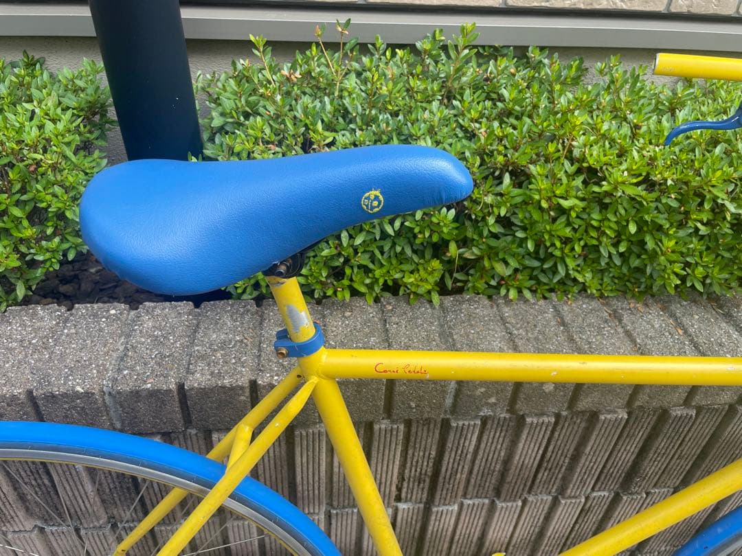 イエローとブルーのシングルスピードバイク