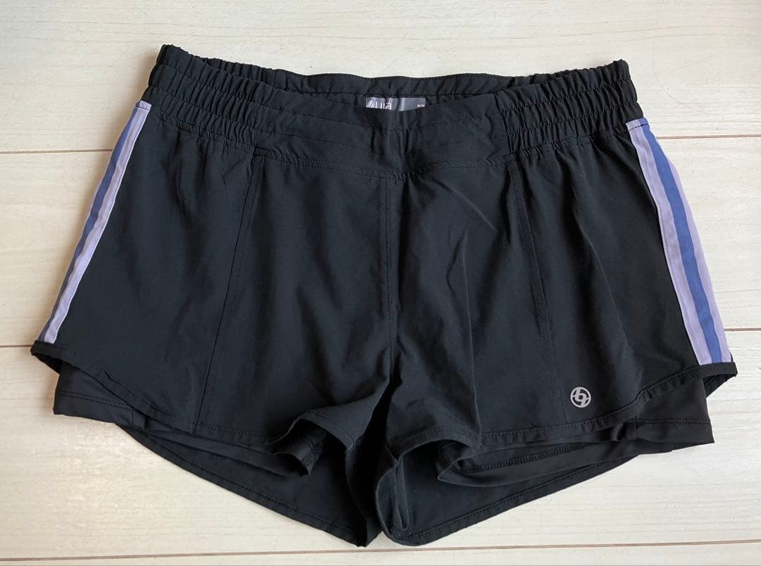 Lijaリージャ＊黒×パープルサイドラインのショートパンツ シルエットが綺麗