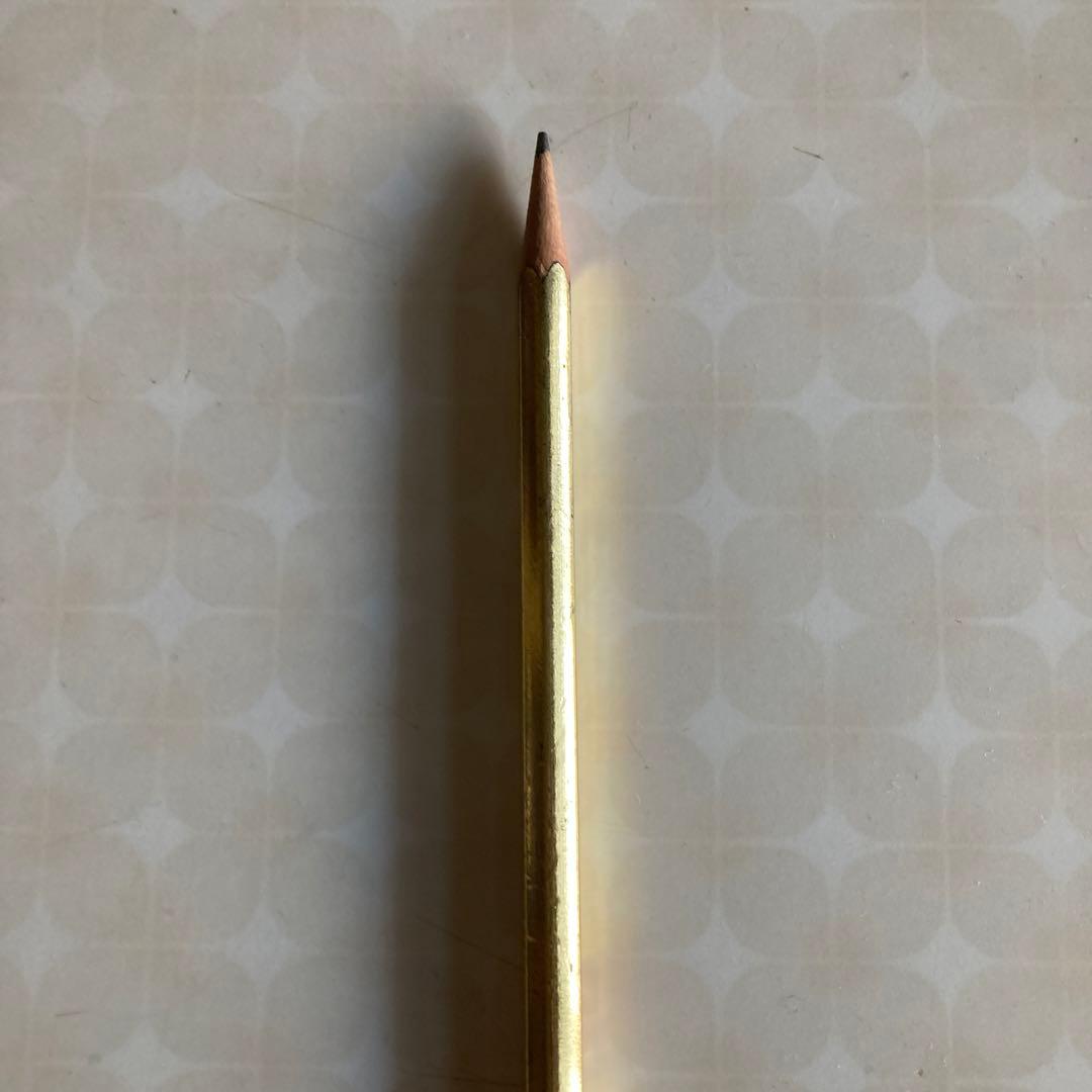 ゴールドの鉛筆です。