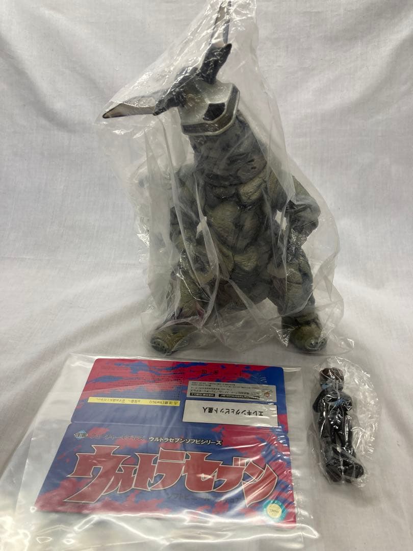 フューチャーモデルズ ￼ウルトラセブンソフビ シリーズ エレキングとピット星人