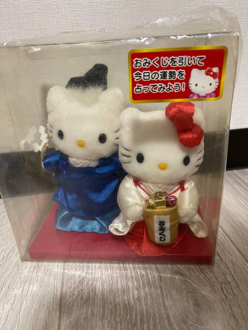 ハローキティ　ペアぬいぐるみ　おみくじ付き