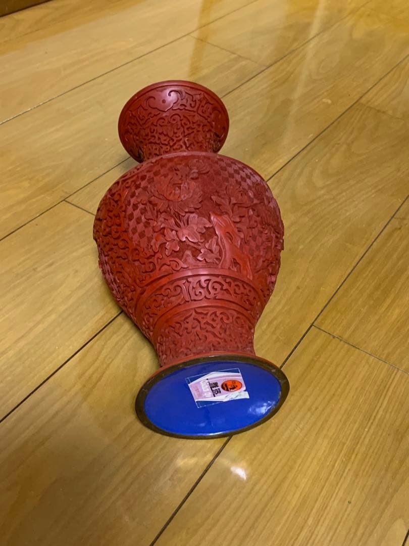 堆朱赤色の彫刻花瓶高さ30cmアンティーク品かけあります