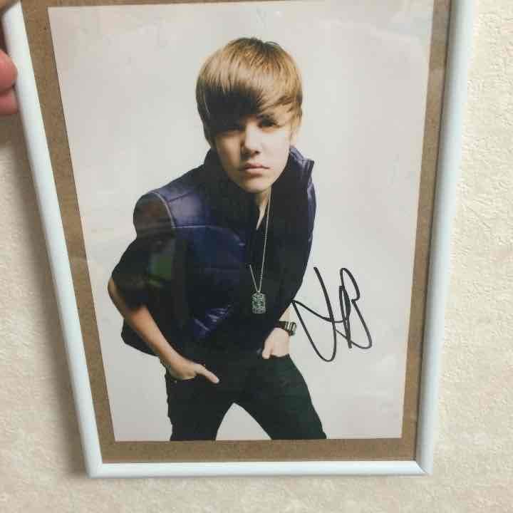 justin bieber サイン入り写真