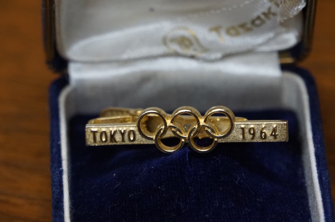 １９６４年東京オリンピックのタイピン。日本フェンシング協会