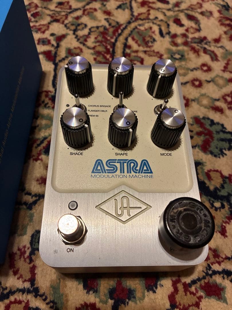 ギター Universal Audio Astra Modulation UAFX