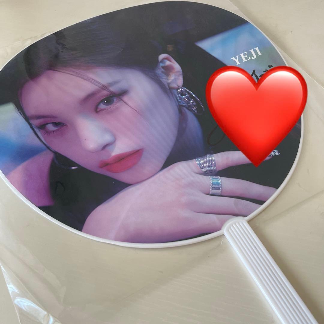 itzy yeji サイン入りうちわ
