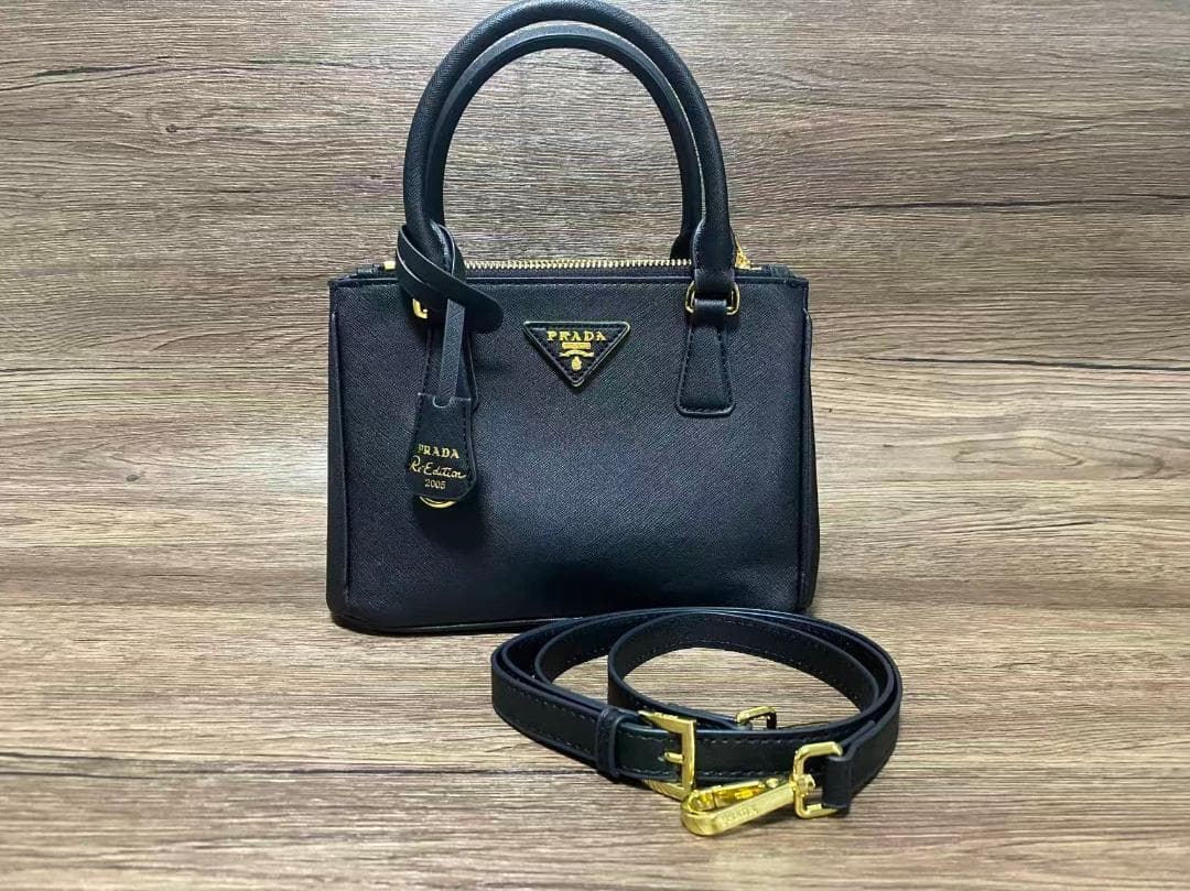 PRADA ブラックレザー ハンドバッグ