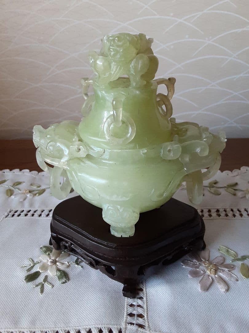 【中国】翡翠　❇透かし彫り香炉❇　龍　置物　アンティーク　工芸品　（台座付き）