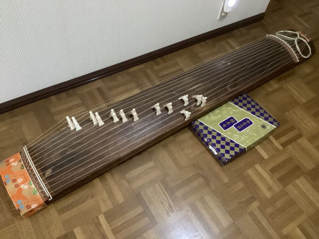 【良品】お琴 13弦 すだれ彫り 木製 譜見台 調子笛 爪琴柱・ソフトケース付き