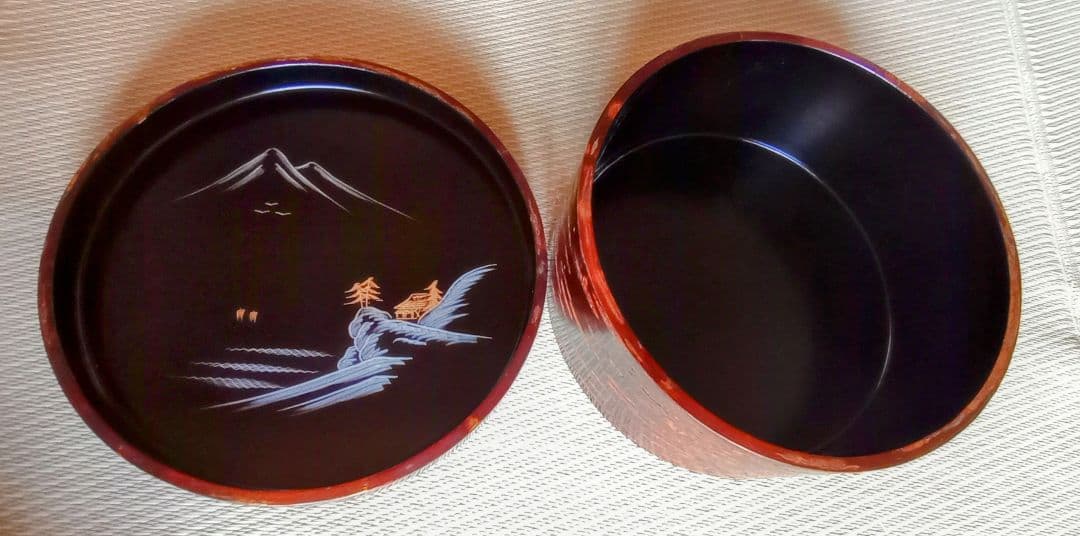 桜皮茶櫃、蓋の裏面は漆塗り で二重構造 山の風景が描かれた非常に珍しい茶櫃です