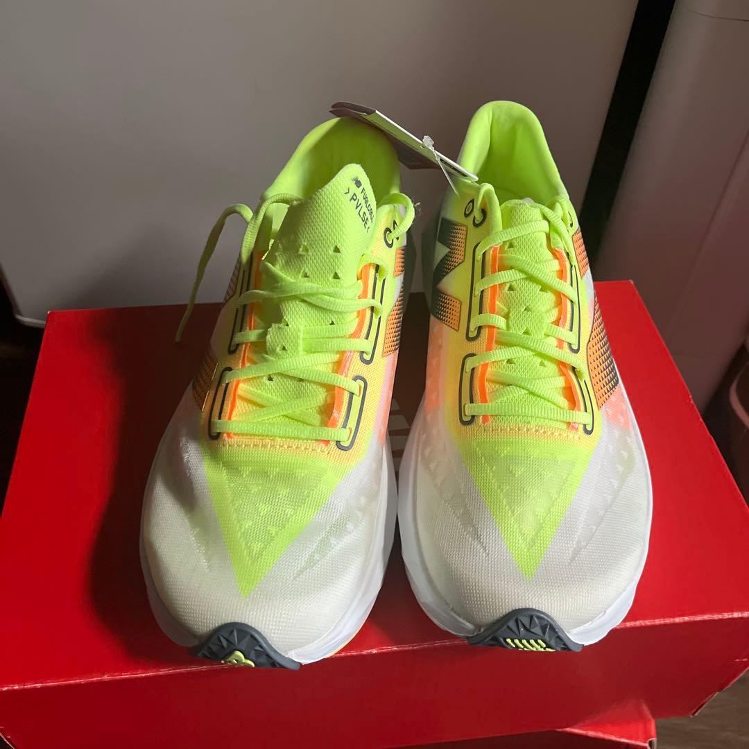 New Balance 薄底レースシューズ ネオンイエロー25.5センチ