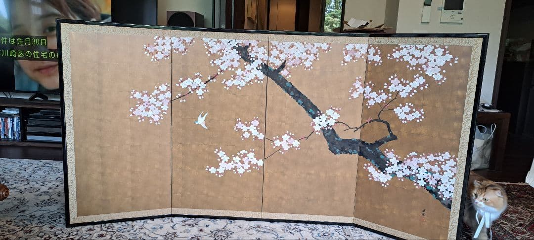 桜と鳥のデザインの屏風