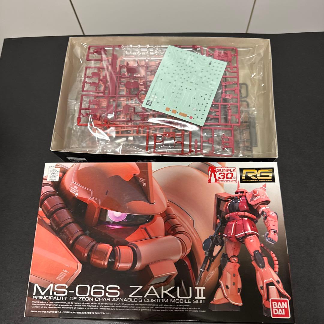RG シャア専用ザク、シャア専用ズゴック、Ζガンダム、ガンダム（膝関節折れ）