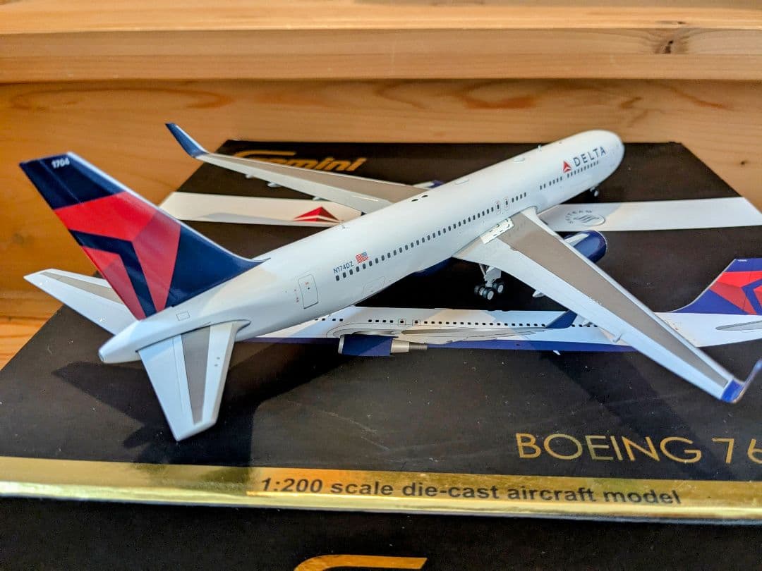Gemini DELTA 767-300 1/200 ジェミニ