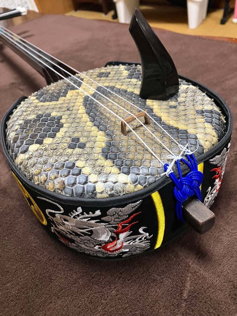 沖縄三線ワンランク上(上質黒檀)真壁型本皮一枚張りスンチ塗り期間限定出品