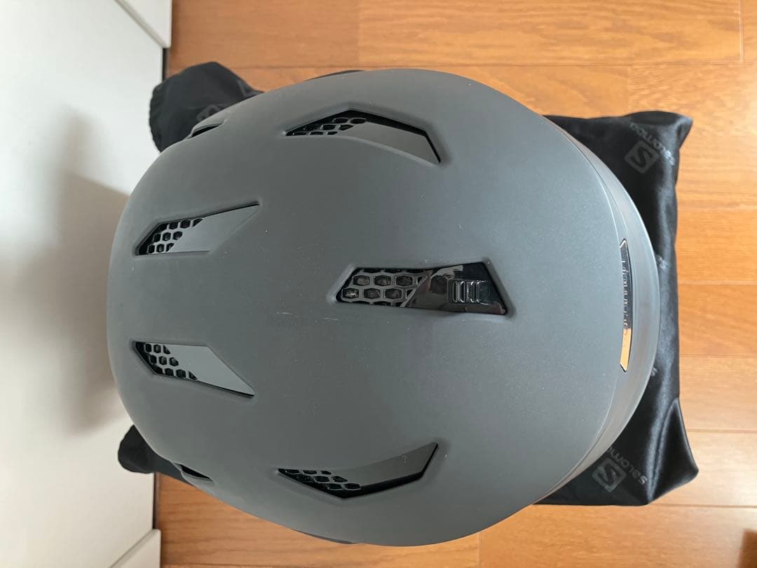 Salomon サロモン　スキー•スノーボード　バイザー付きヘルメット