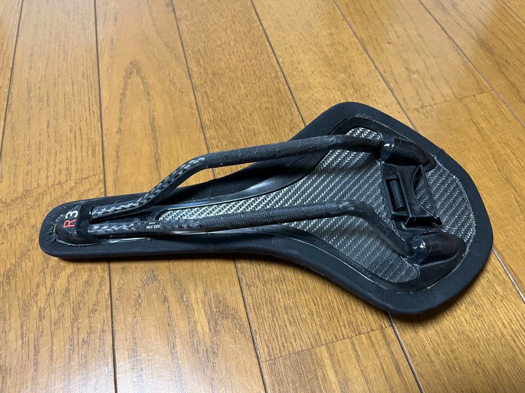 フィジーク　アンタレス　fi'zi:k Antares サドル 黒　カーボン