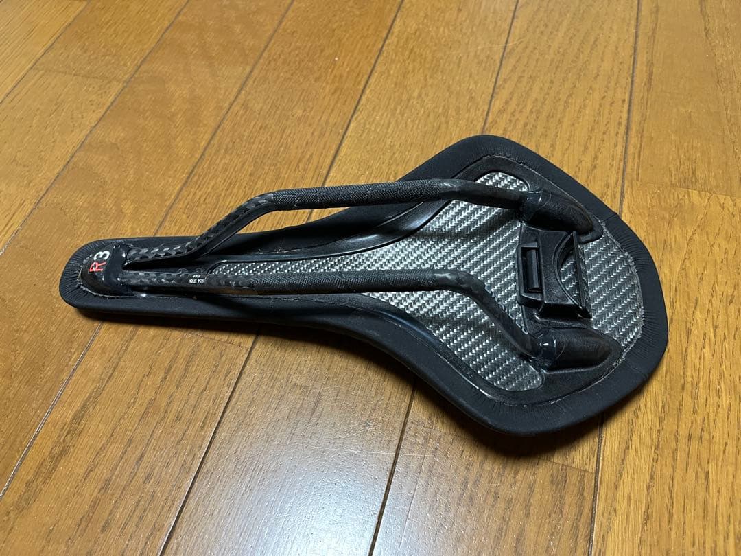 フィジーク　アンタレス　fi'zi:k Antares サドル 黒　カーボン
