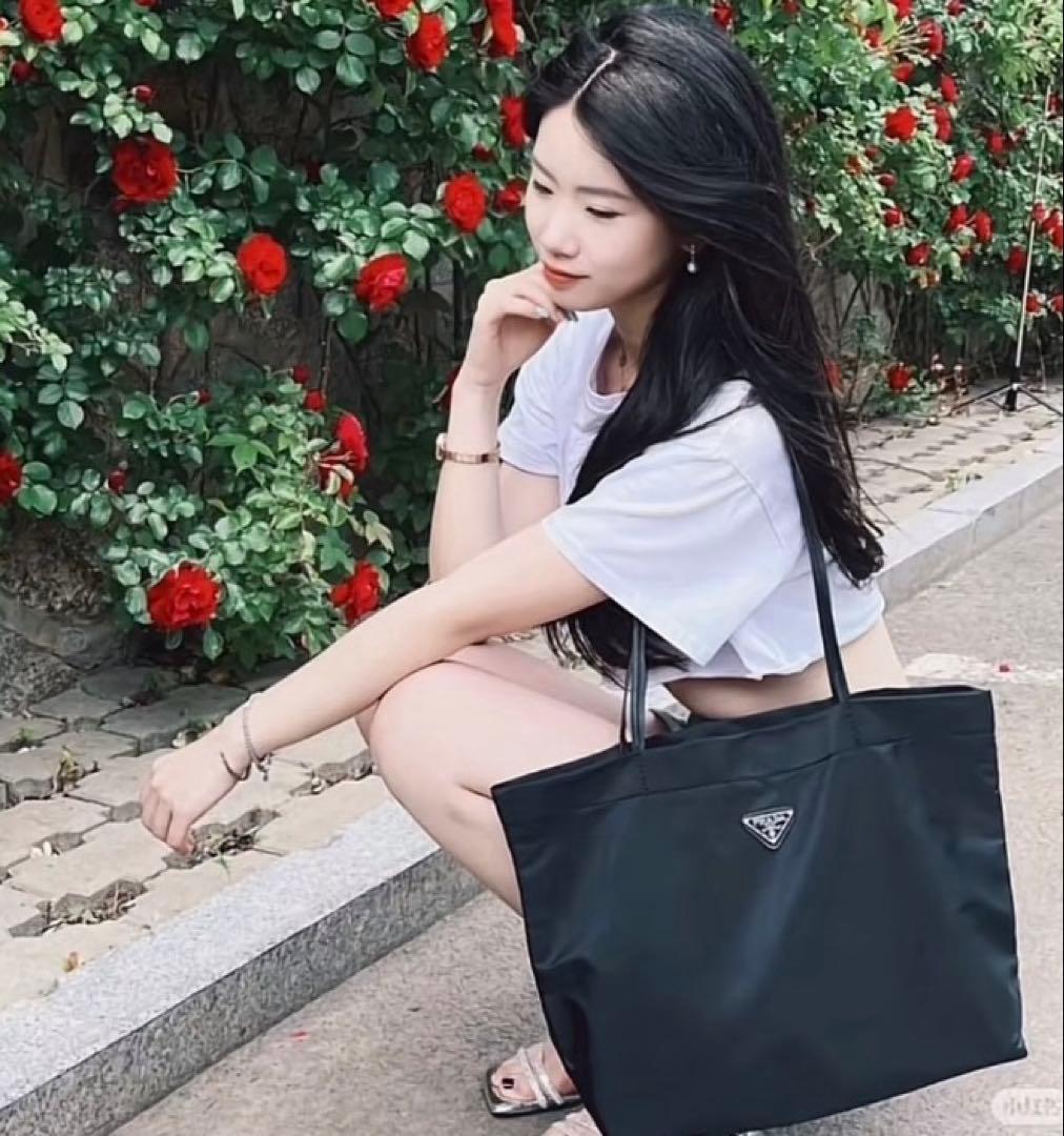 PRADAプラダ　プレートナイロンショルダー新品　ノベルティ