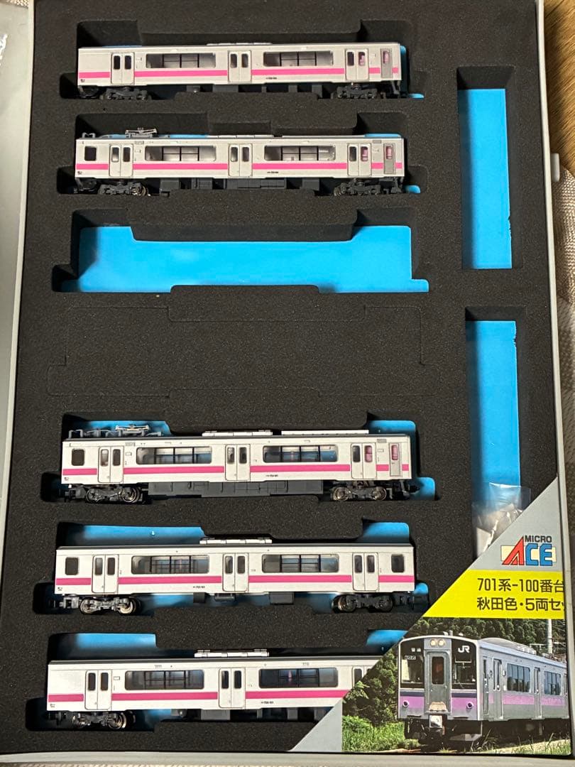 JR701系100番台秋田色・5両セットマイクロエース　ライト点灯動力動作確認済