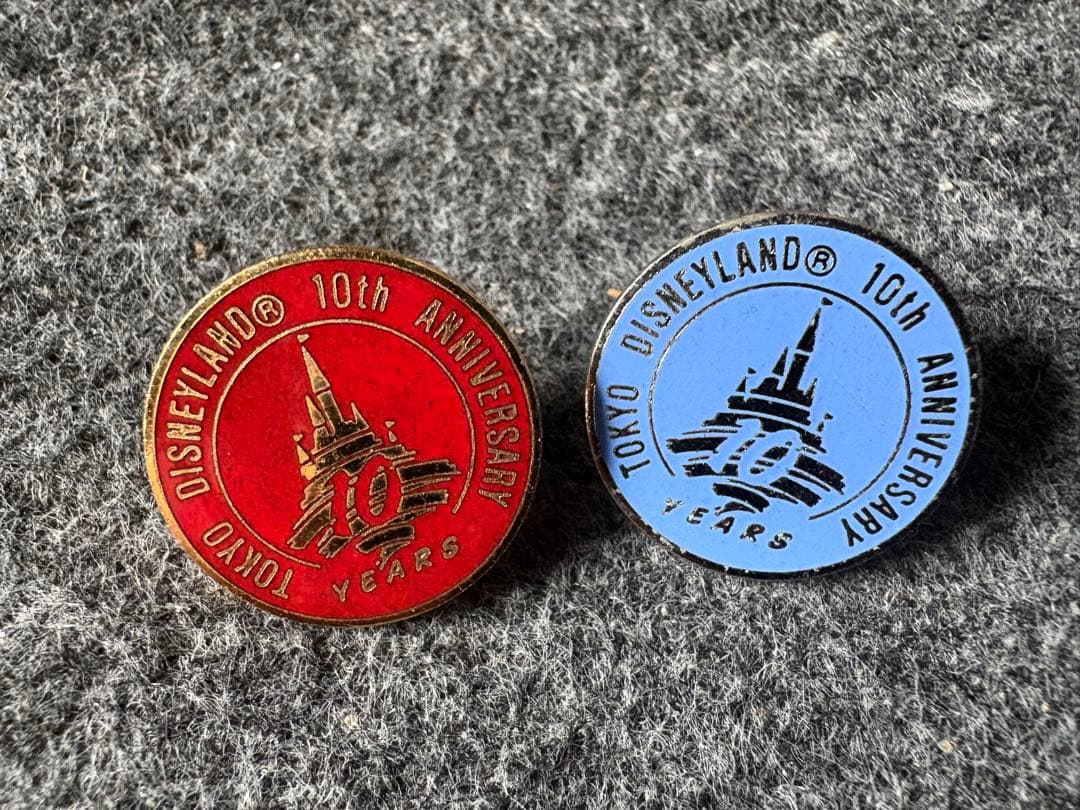 東京ディズニーランド 10周年 ピンバッジ 赤青