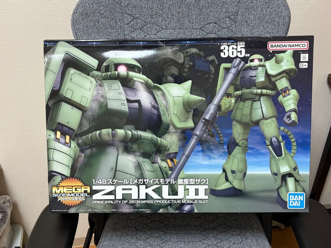 バンダイ　1/48 メガサイズモデル 量産型ザク　ガンプラ