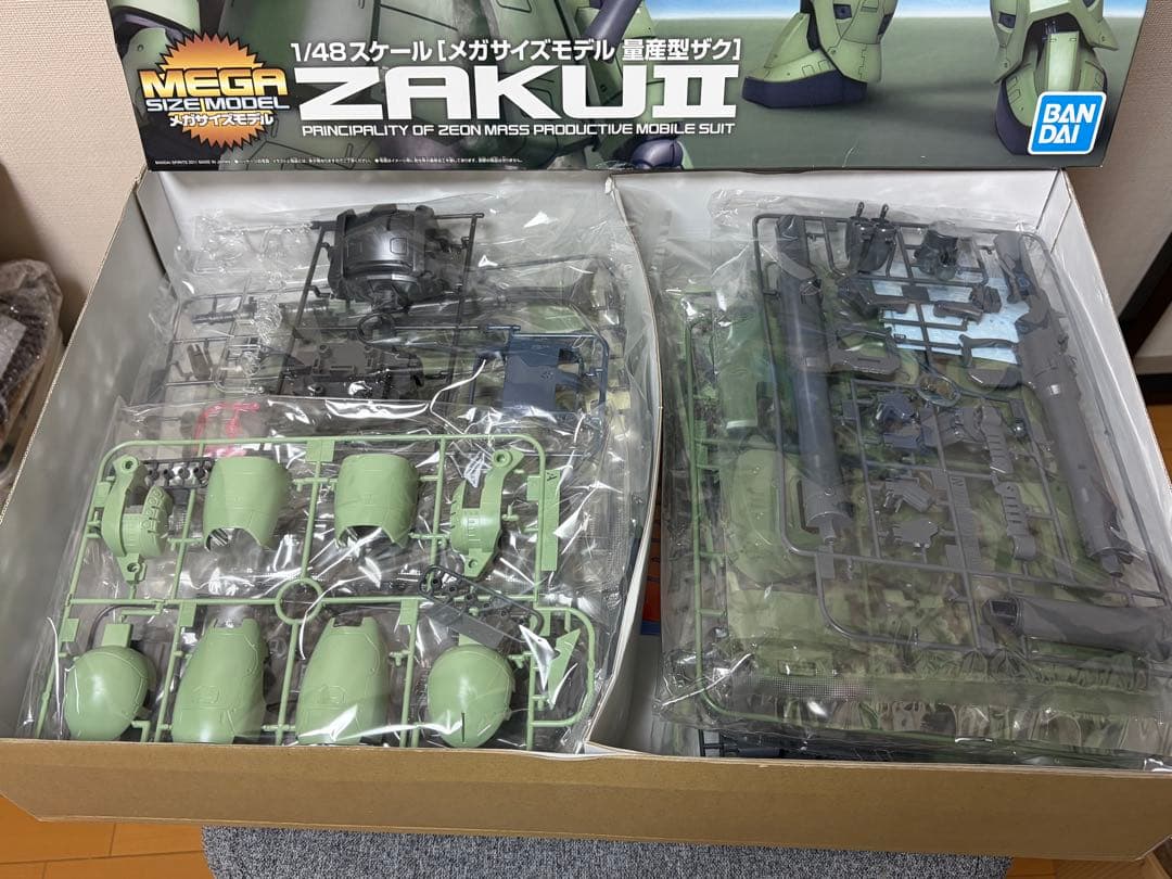 バンダイ　1/48 メガサイズモデル 量産型ザク　ガンプラ